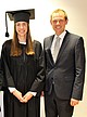 Sarah Stief mit ihrem Doktorvater Prof. Dr. Markus Voeth nach der erfolgreichen Promotionsprüfung.