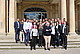 Die Backhausfamilie vor dem Schloss Hohenheim (links) und Professor Backhaus im Kreis der Teilnehmer (unten).